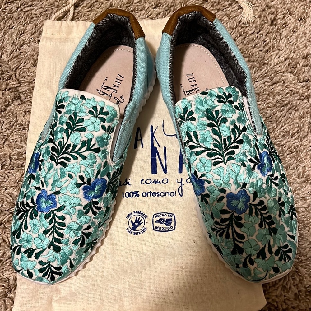 Hand embroidered shoes from Mexico. New size 9 Us